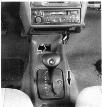 Vis de fixation et sens de la Dépose de la console de trein de stationnement