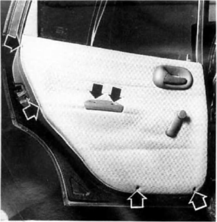 Opel Corsa. Fixations d'une garniture de porte arriere