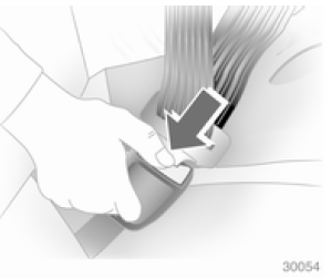 Pour détacher la ceinture, appuyer sur le bouton rouge de la serrure.