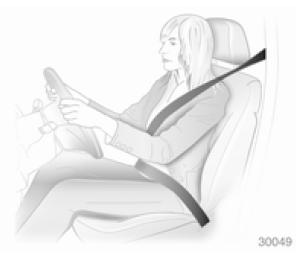 Tirer la ceinture de sécurité et l'encliqueter dans la serrure de ceinture. La