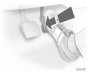 En enfonçant la pédale d'accélérateur au-delà du point de résistance, un rapport