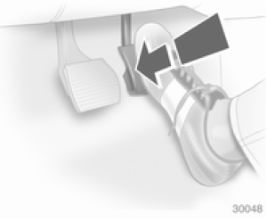 En enfonçant la pédale d'accélérateur au-delà du point de résistance, un rapport