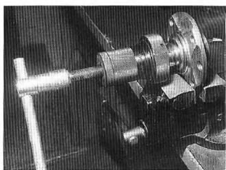 Extraction de la bague intérieure du roulement.