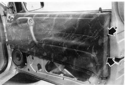 Fixations d'une garniture de porte avant