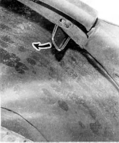 Trappe d'accte à l'ecrou de fixation latérale de bouclier