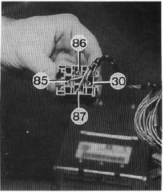 Identification Dès bornes du connecteur du relais de pompe a carburant