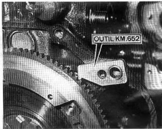 Blocage du volant moteur à l'aide de l'outil km-652.